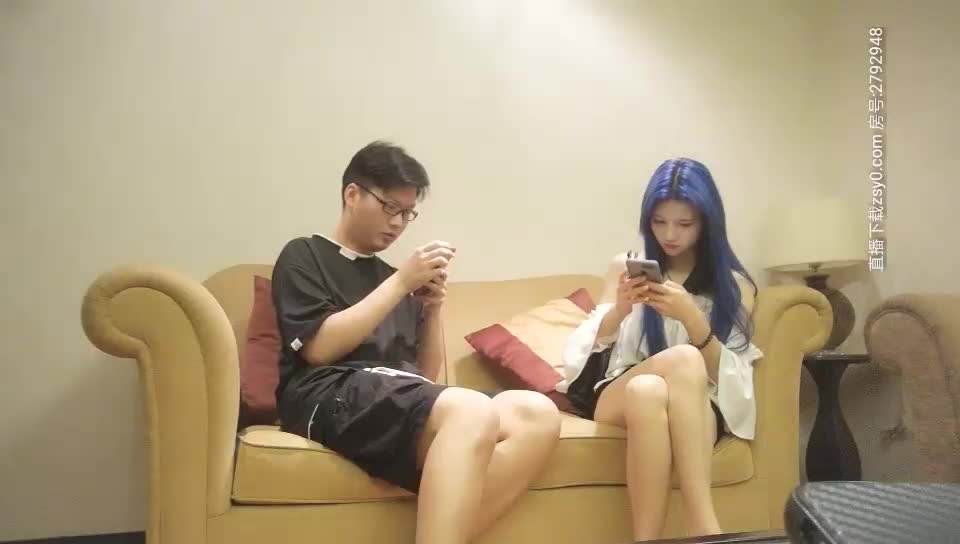 横扫全国外围约了个蓝发高颜值苗条妹子，沙发调情互摸口交骑乘后入抽插猛操