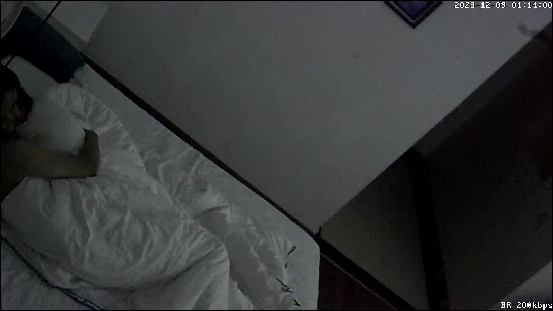 最新酒店偷拍！少妇偷情啪啪 情趣衣服 SM皮鞭增加情趣 【100v】 (8)