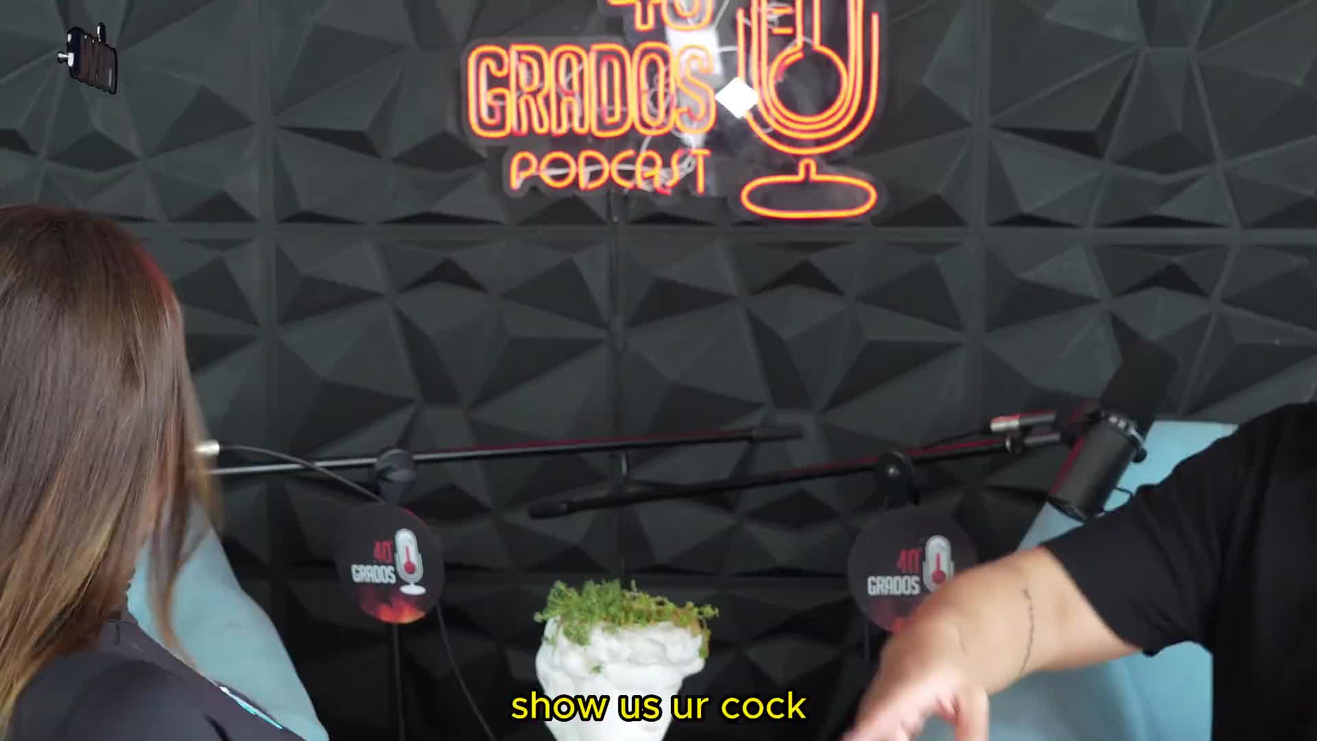 Podcast gets out of control, blowjob, deep throat and a lot of cum live -Sara Blonde and Crispasquel (6545ea01dbc34)