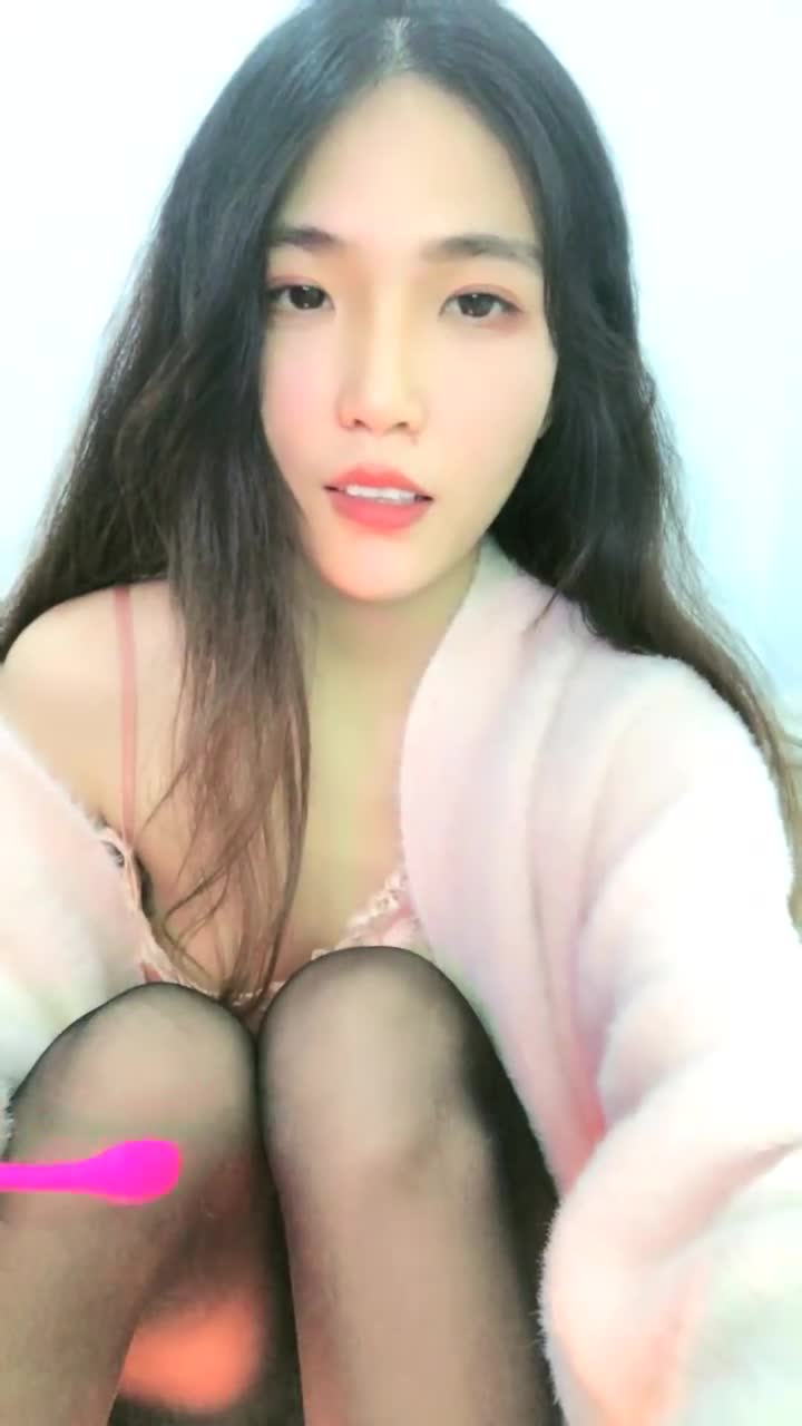 【冷冷要命】校花美女~跳蛋狂震~道具自慰~电击小骚逼【10V】 (10)