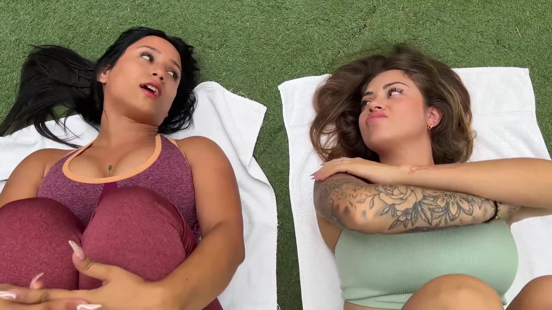 Falsos entrenadores se follan a latinas en una clase de yoga - Sara Blonde y Stefany Star -Pee y cum (6454156a36d4b)