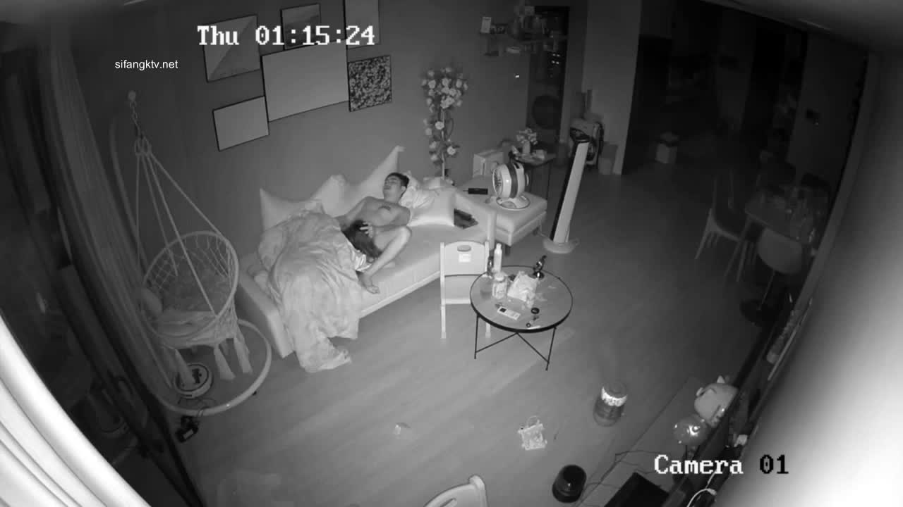 黑客破解摄像头偷拍 年轻夫妻喜欢在沙发上放飞自我 好激情