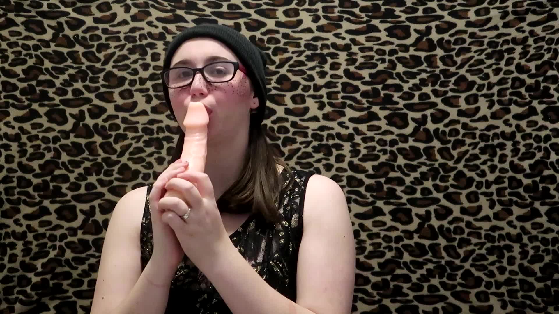 Miss Kitten白白嫩嫩的肥臀眼镜小母狗被男友各种足交，肛交，口爆，颜射超清合集【101v】 (43)