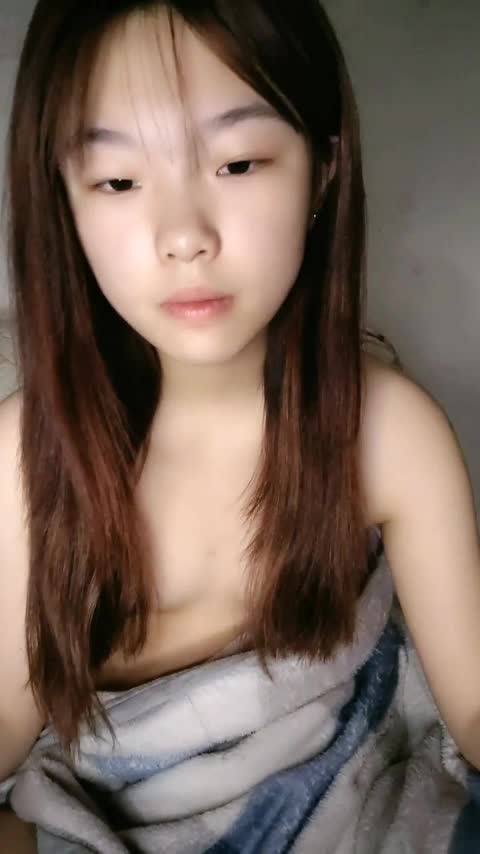 【小萝莉依琳】好嫩好水灵~被窝里一个人的快乐小游戏~双马尾女仆装~多种造型【16V】 (14)