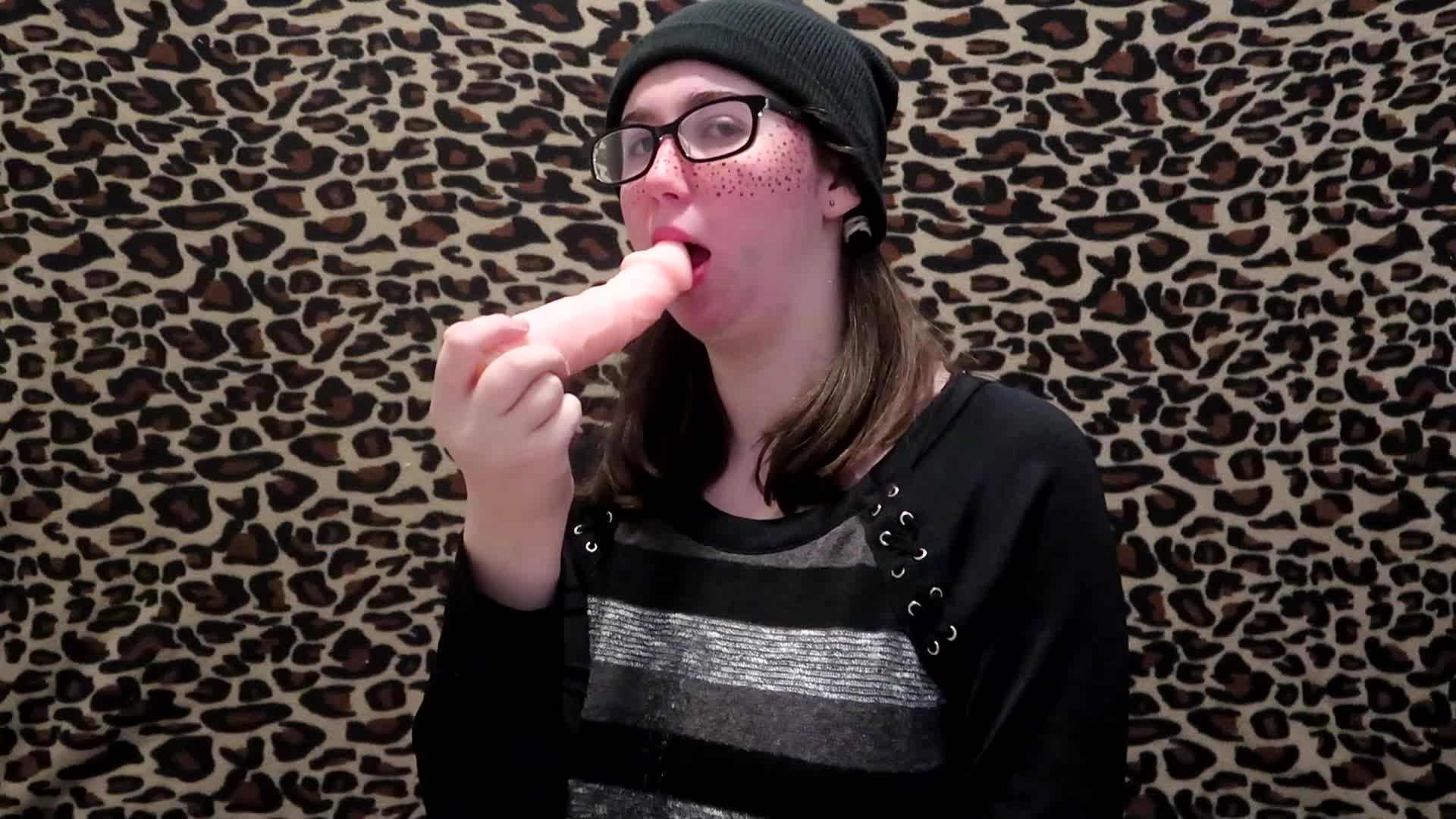 Miss Kitten白白嫩嫩的肥臀眼镜小母狗被男友各种足交，肛交，口爆，颜射超清合集【101v】 (44)