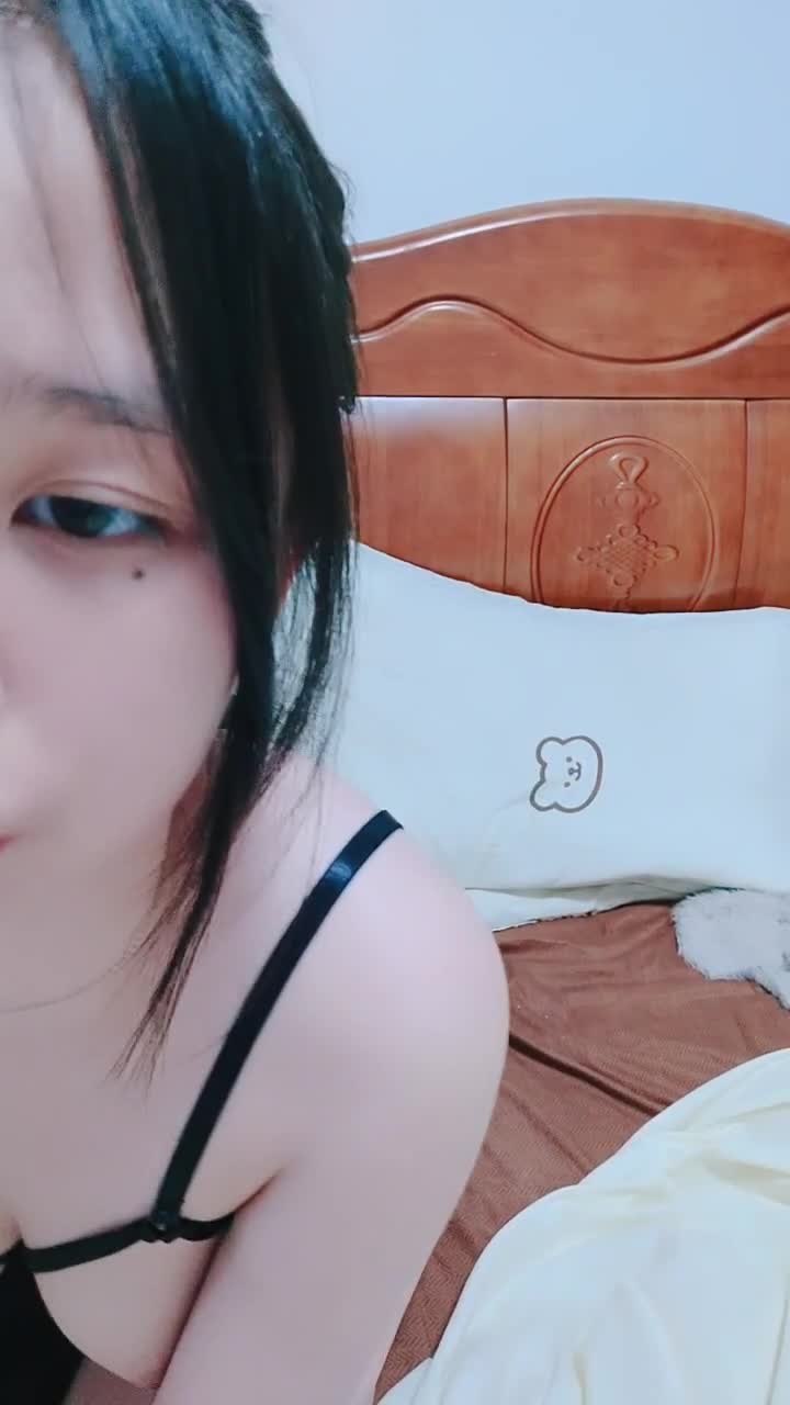 乖巧清纯00后嫩妹子【小颜宝】一线天馒头逼 啪啪自慰合集 【14V】 (11)