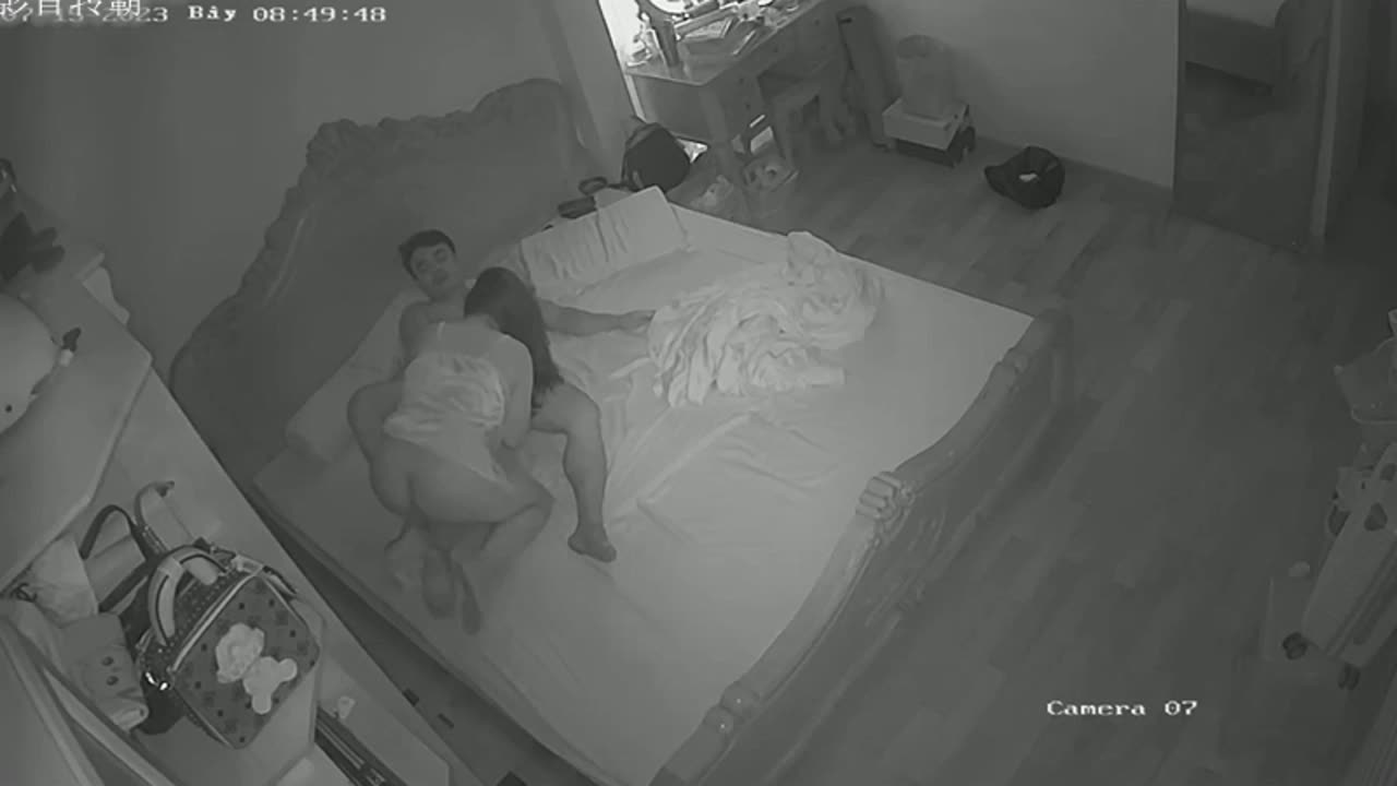 2023新黑客破解家庭摄像头偷拍 健壮哥早上和媳妇晨炮AV招式不过瘾搬出草逼床来在上面干