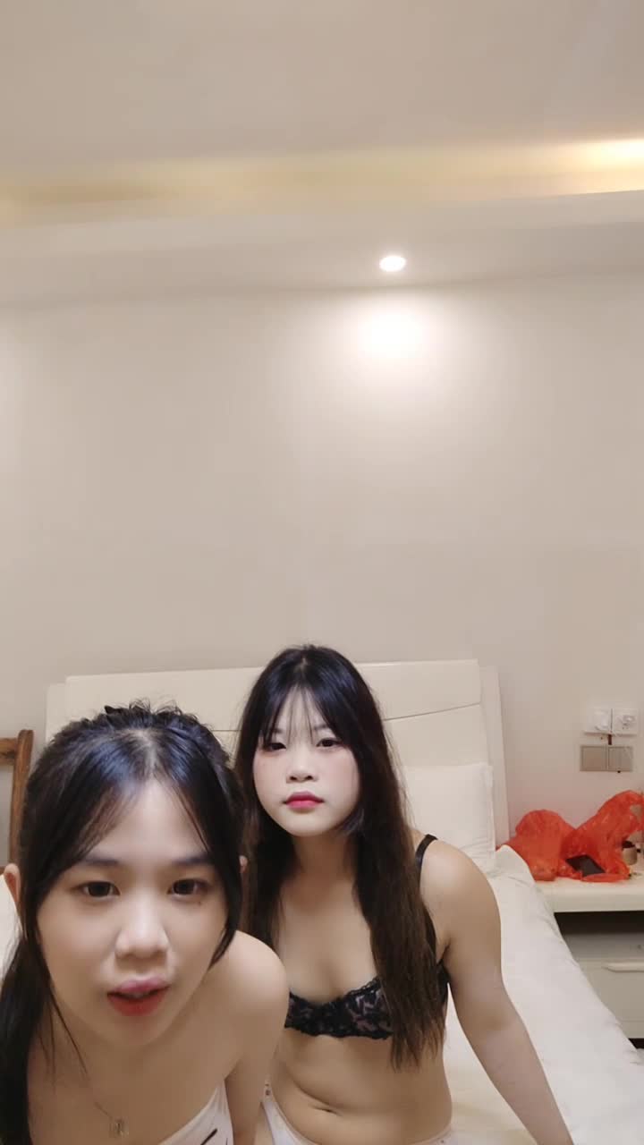 乖巧清纯00后嫩妹子【小颜宝】一线天馒头逼 啪啪自慰合集 【14V】 (14)