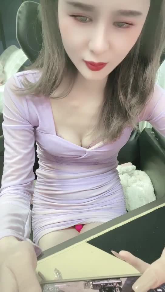 【芊芊小宝贝】上边战场和队友玩吃鸡，下面跳蛋玩喷水，还跟队友连着麦老刺激了 粉丝电流冲击【11v】 (6)