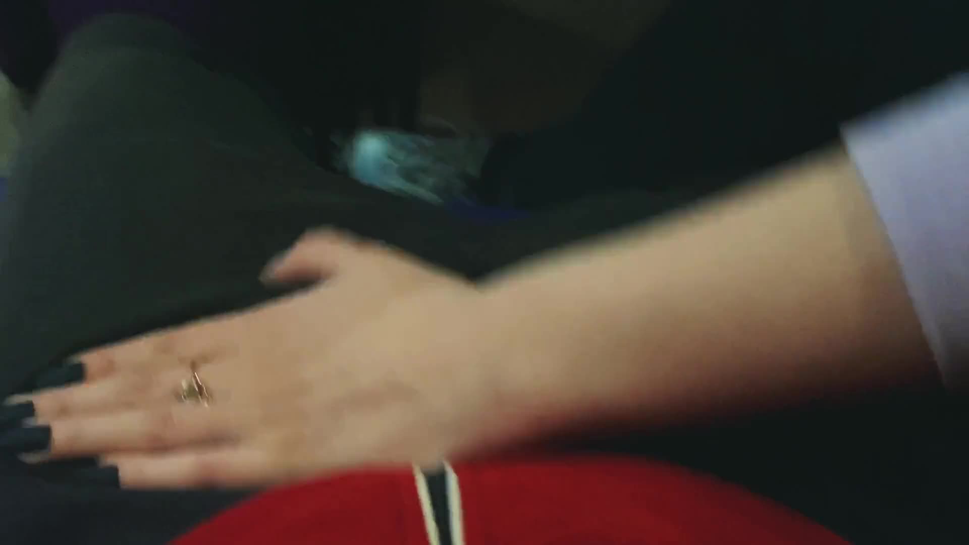 НЕЗНАКОМКА ОТСОСАЛА В КИНОТЕАТРЕ И Я КОНЧИЛ ЕЙ В РОТ