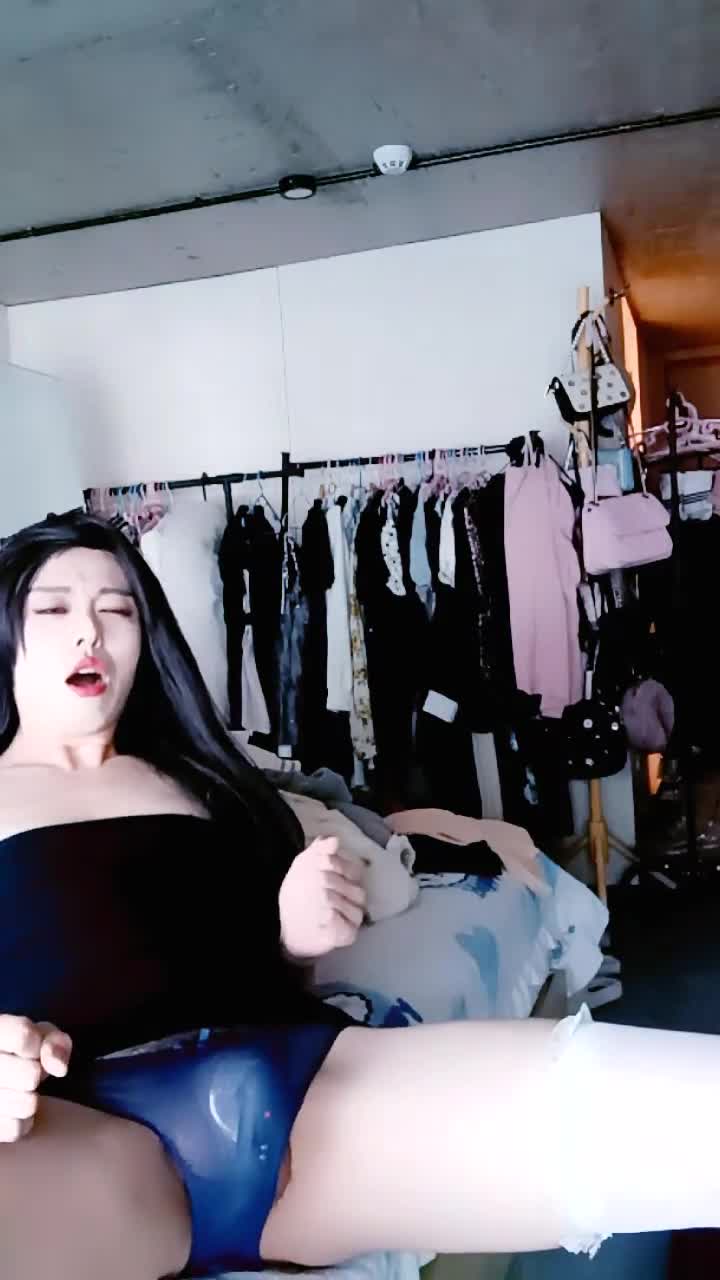 【女装大佬尒静】2位妖艳TS互操~户外电击~黑牛炮机爆菊【30v】 (35)