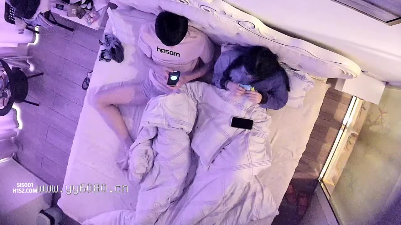 酒店偷拍 极品身材大胸女和男友干柴烈火啪啪 给新女友过生日吃喝玩乐拿着鲜花开房操逼 【11v】 (9)