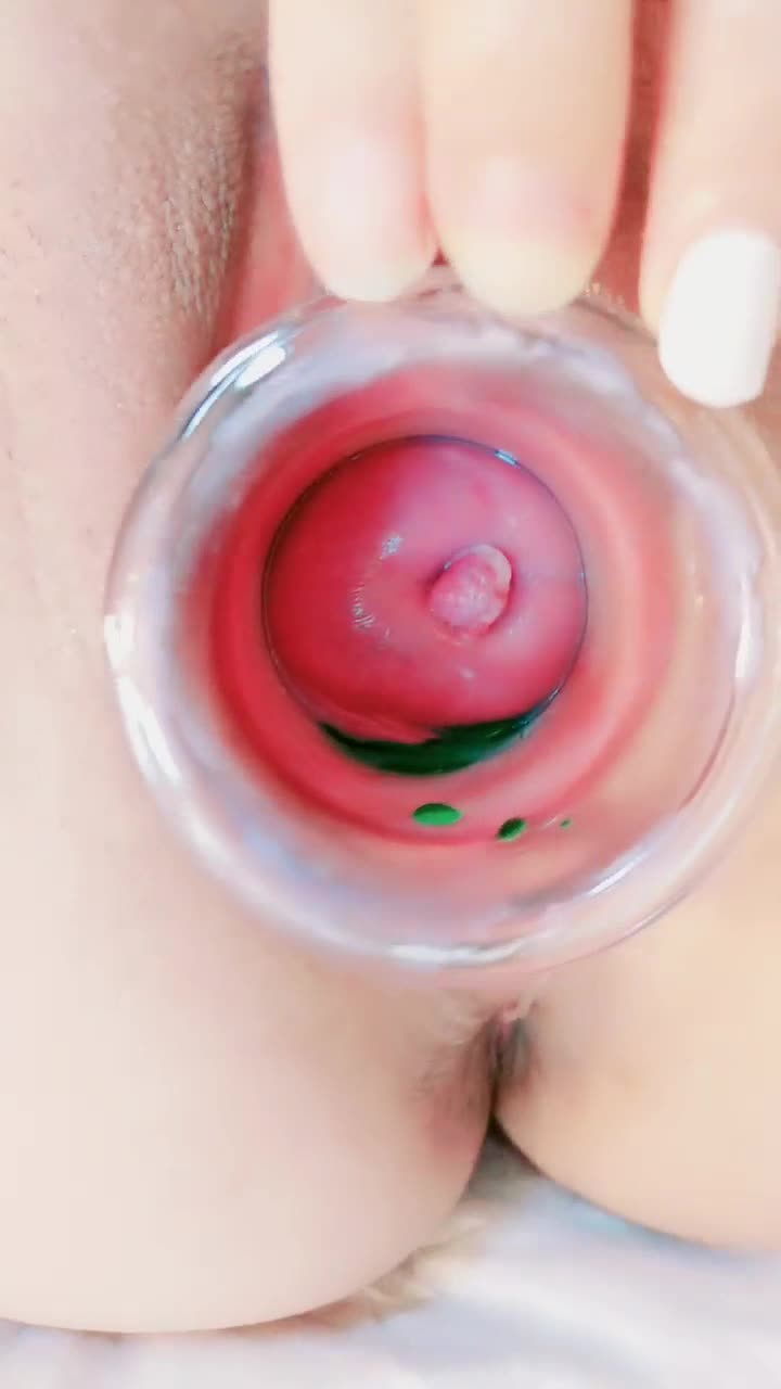 肉感少妇【趴趴菜菜】炮击抽插，超长道具塞菊花，爽完接骚水喝【25V】 (9)