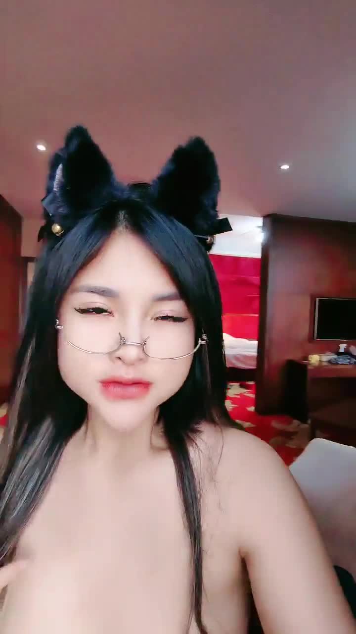 【小女儿】直播自己妹妹被人干~双飞4P【12V】 (12)