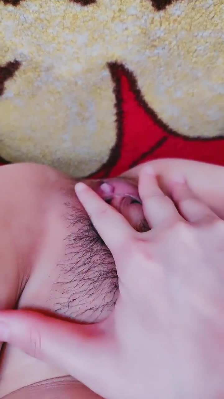 【小女儿】直播自己妹妹被人干~双飞4P【12V】 (11)