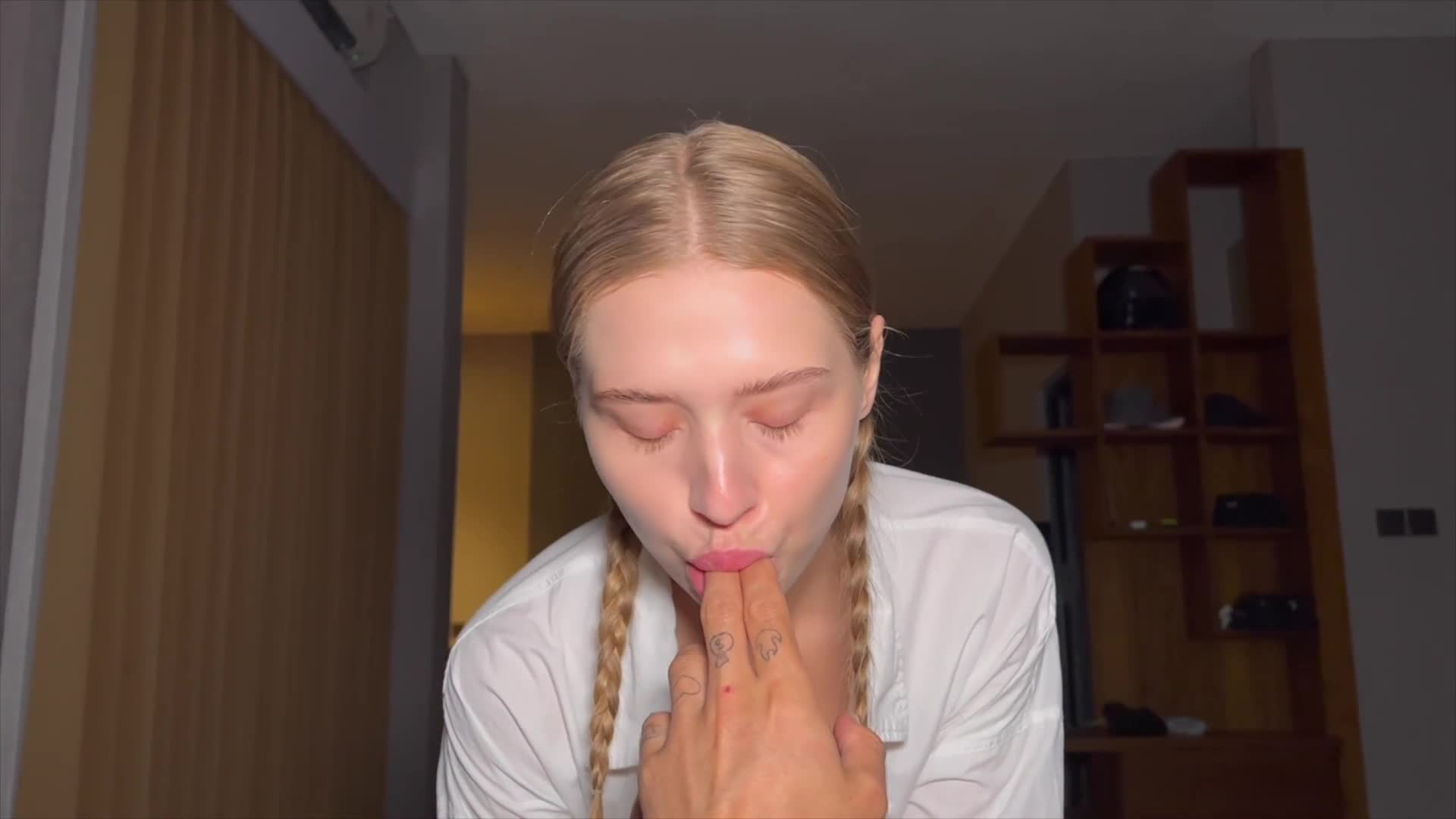 11. Одноклассница из церковно-приходской школы раскуривает свечу за упокоение