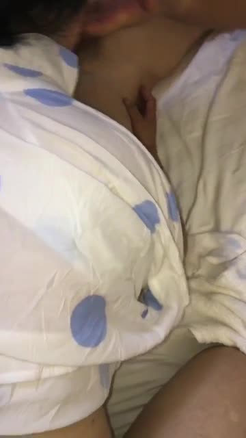 3P前后艹骚熟女，阿姨两个大叔强暴，按住偷口暴吞精！