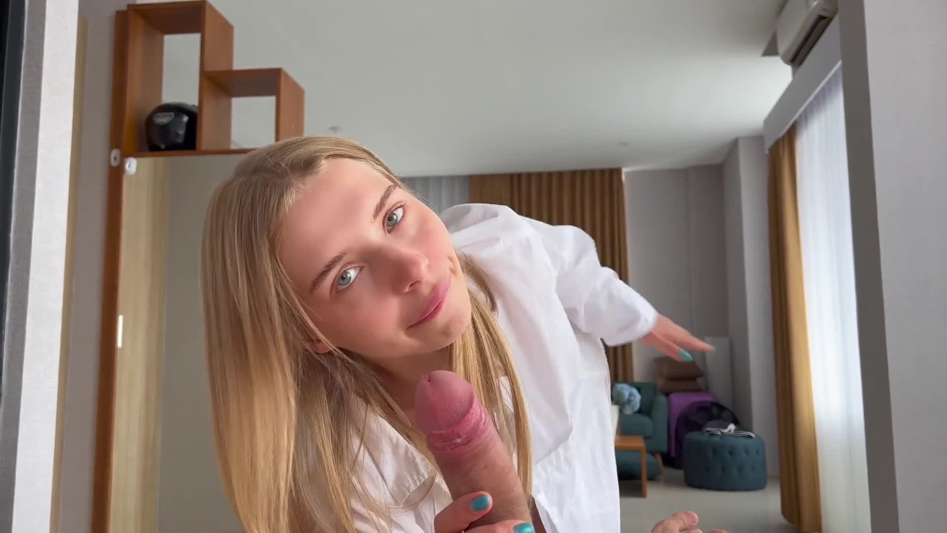 14. Милая школьница высосала все до последней капли