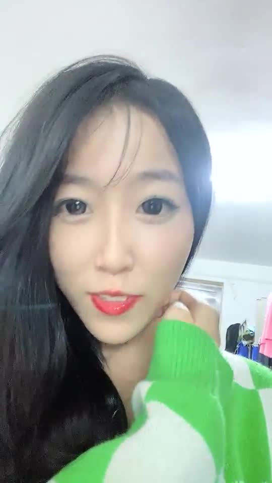 【一叶页甜甜也辣】超可爱~揉奶舔奶秀身材极诱惑【24V】 (19)