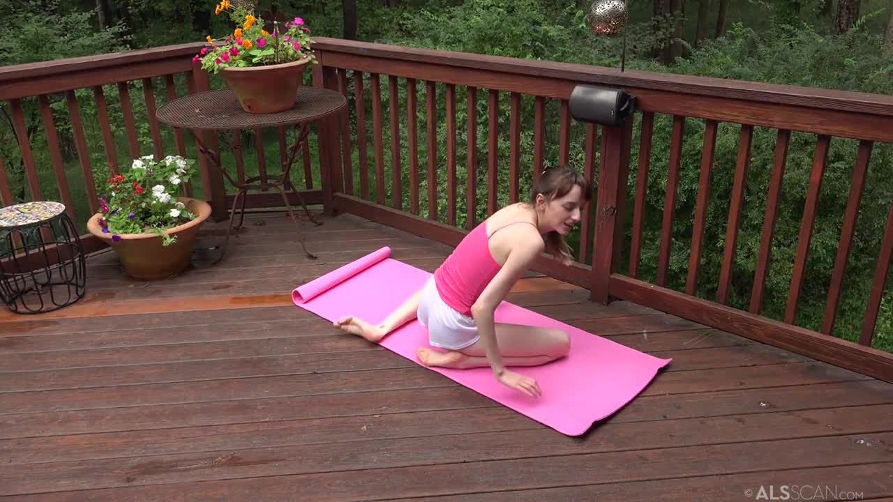 lanasmalls野外瑜伽