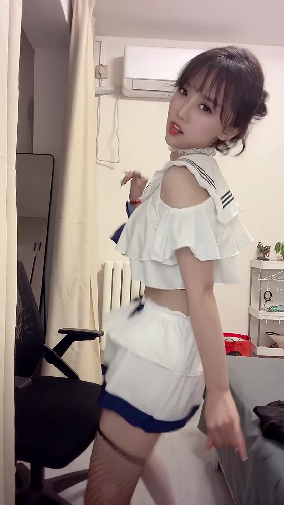 小苏苏牛逼了！数据线磨起来热舞