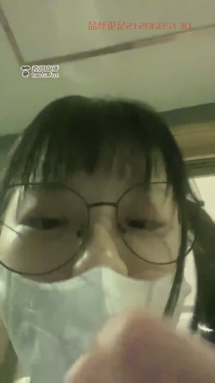 【阿月S】浴缸侍奉舔脚喂牛奶，舔吃黑丝牛奶，圣水淋头羞辱