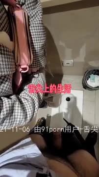 “啊啊啊，不行不行我害怕，求你了让我出去”商场搭讪紫头发少妇男厕内射 Chinese homemade video