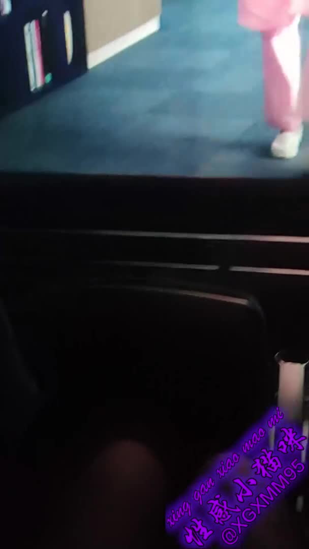 【公共场所】我在电影院勾引旁边的男人去楼道做爱。-Pornhub.com