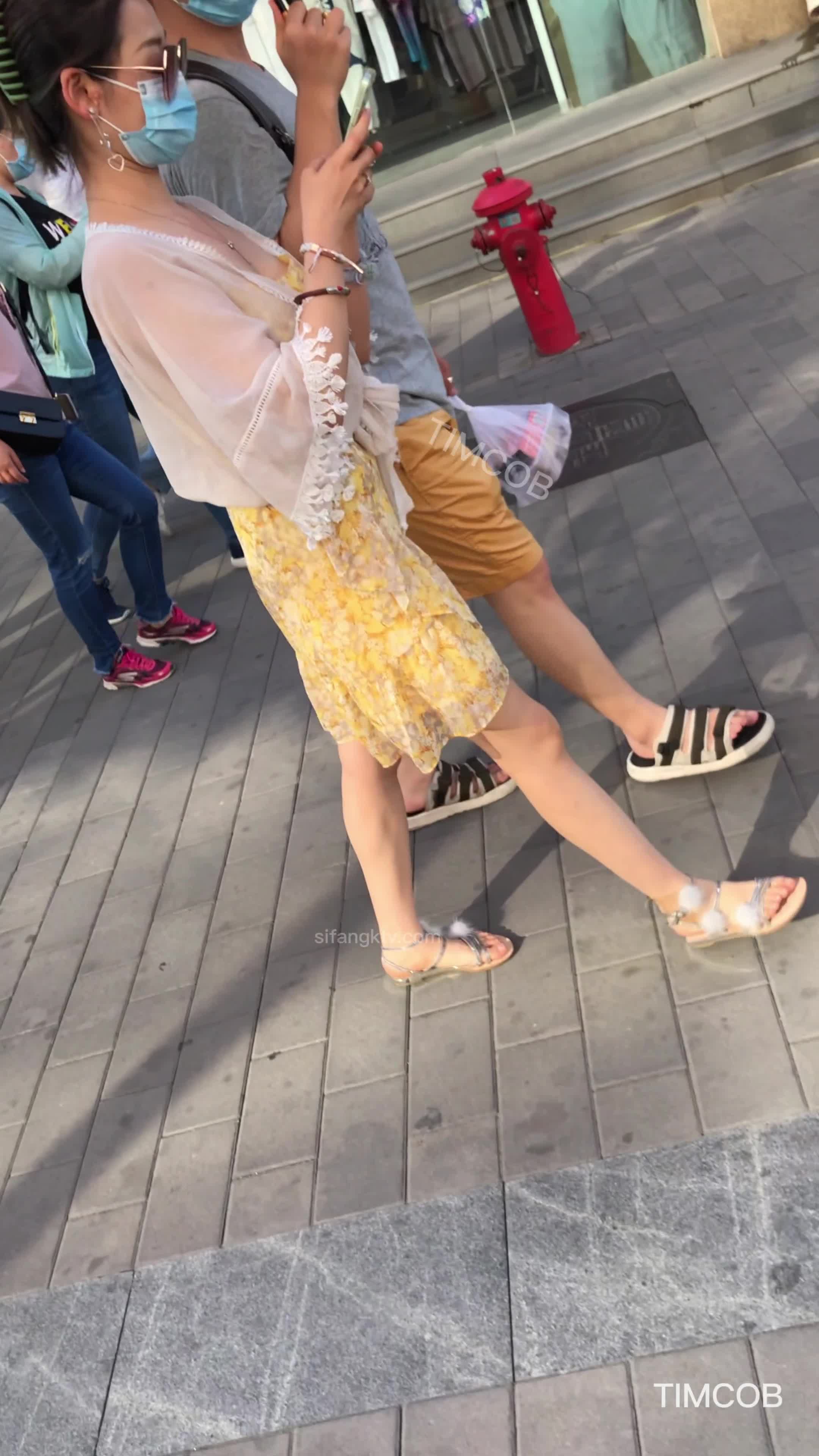 -4K情趣内裤逛街拍摄中鸡巴就硬的不行