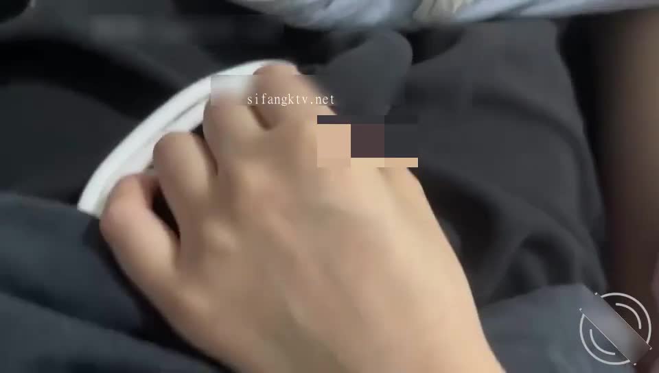 19妹妹看恐怖片害怕，半夜爬到我床上挑逗被我直接上了