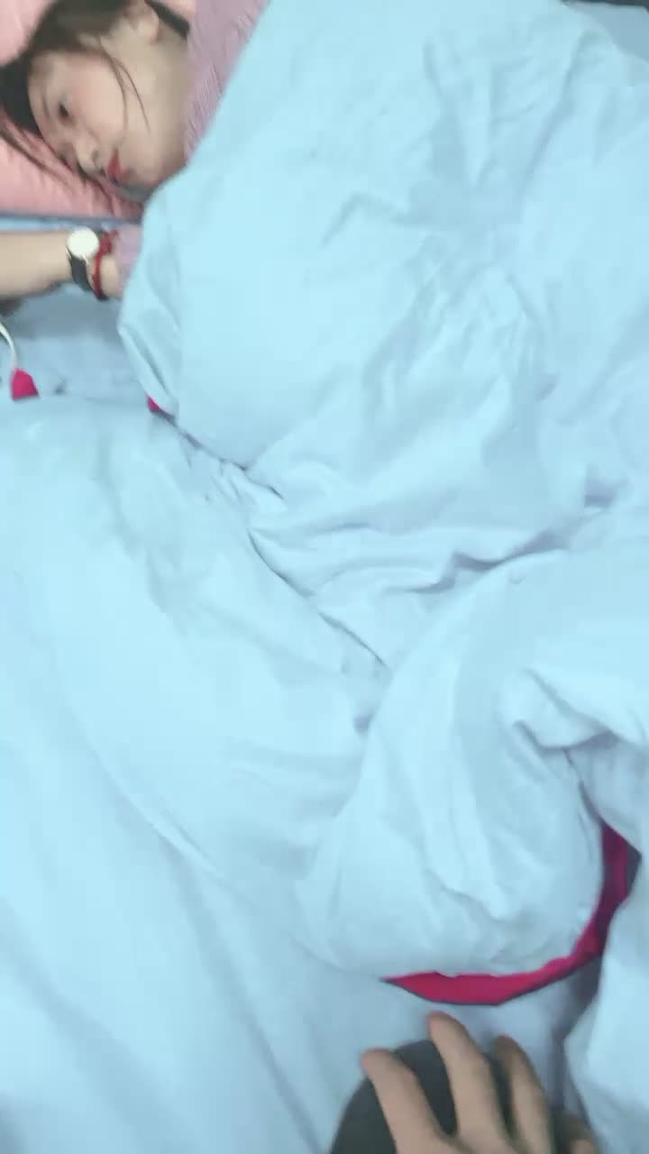 说是亲姐弟！乱伦操逼大战！掀开被子，里面穿着开档黑丝，足交后入爆操，表情一脸享受，极度淫骚