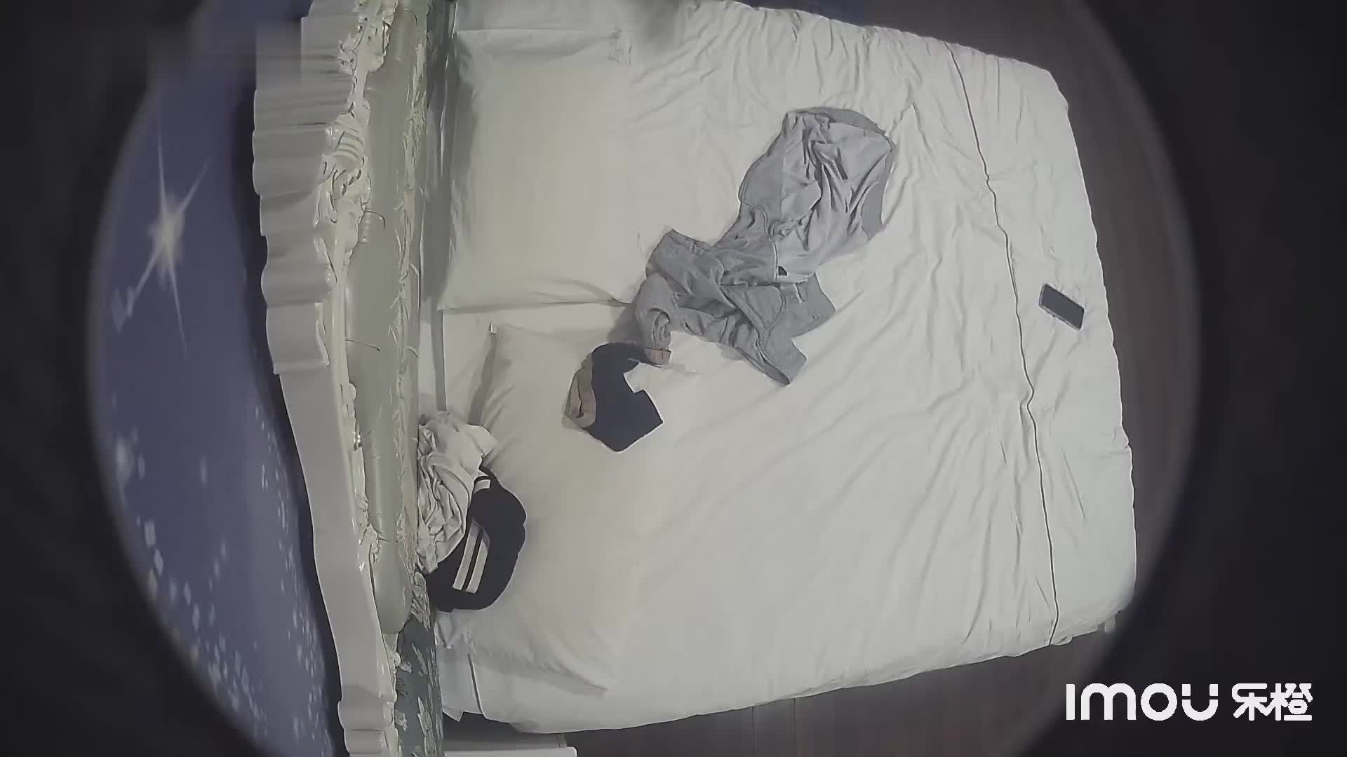 十一月新流出乐橙酒店大白床偷拍学生情侣下午逃课开房做爱中途一块做俯卧撑