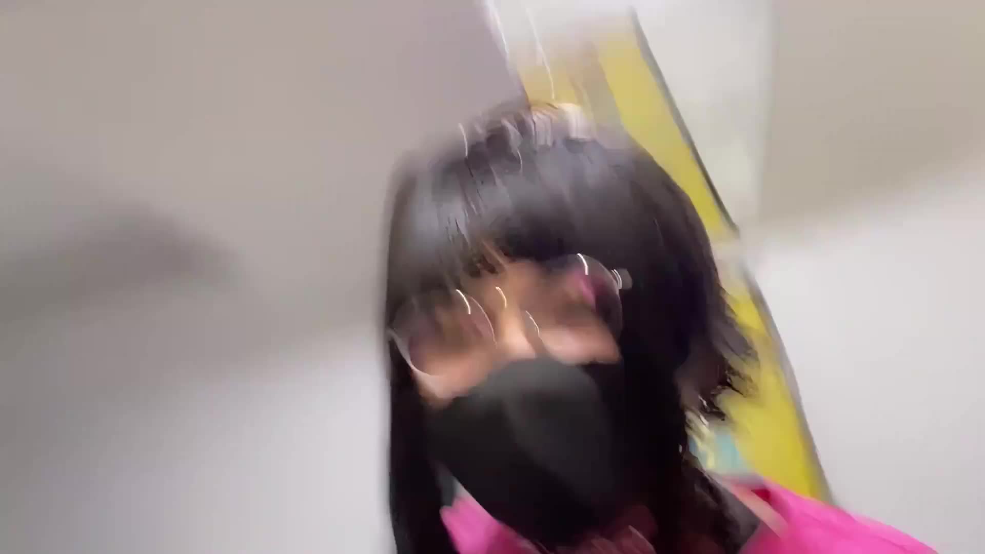 真·社死挑战-天桥露出放置不穿下裙，只有一件上衣和情趣内衣吊袜带网袜出门，做任务的时候还有路人一直走过，被后面一个大叔一直用手机拍