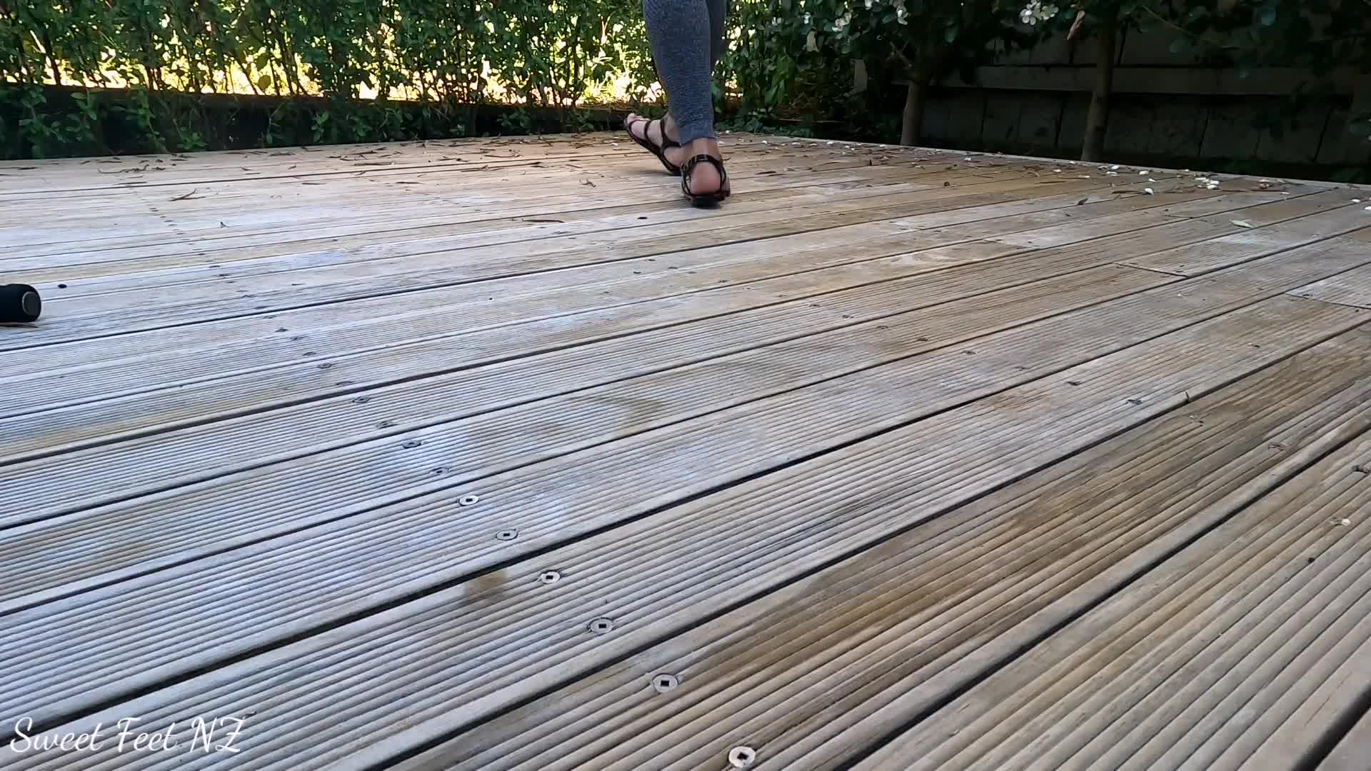 Foot Model Shows off Cute Jelly Sandals in 3 different colours (ph622fc4386ed62)