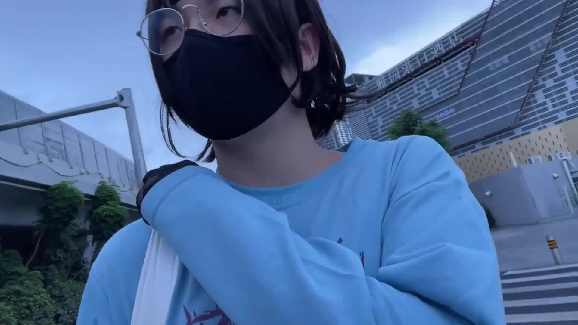 真·社死挑战-真空出门衣服正好遮住废物唧唧的真空出门露出，白天路上人真多，太社死了！0秒射精