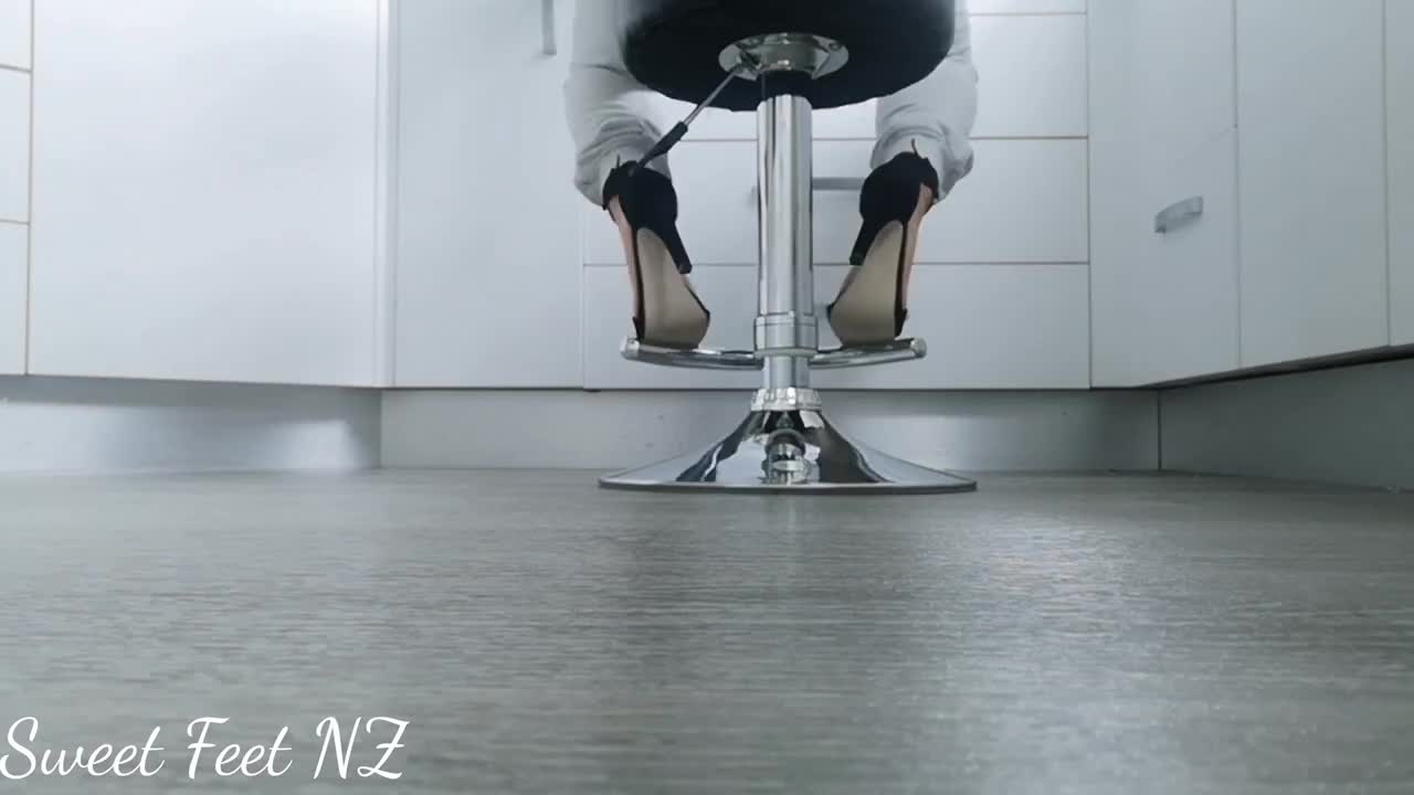 Heels and Box crushing to satisfy your foot fetish (ph5f233a44a933f)