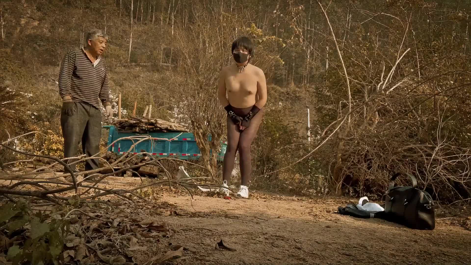 真·社死挑战–人前露出路过一处废弃工厂，第一次人前全裸露出而且还跟他交谈！