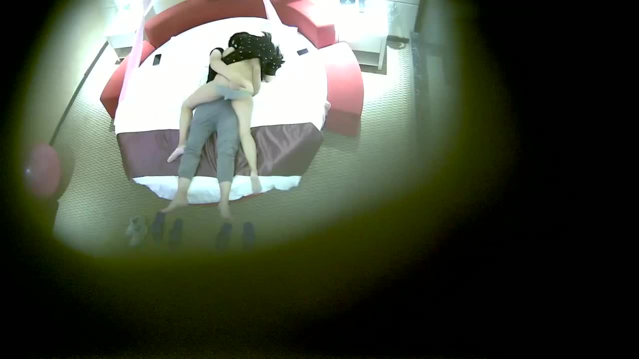 监控破解斑点裙少妇和中年大叔酒店玩69啪啪(0)