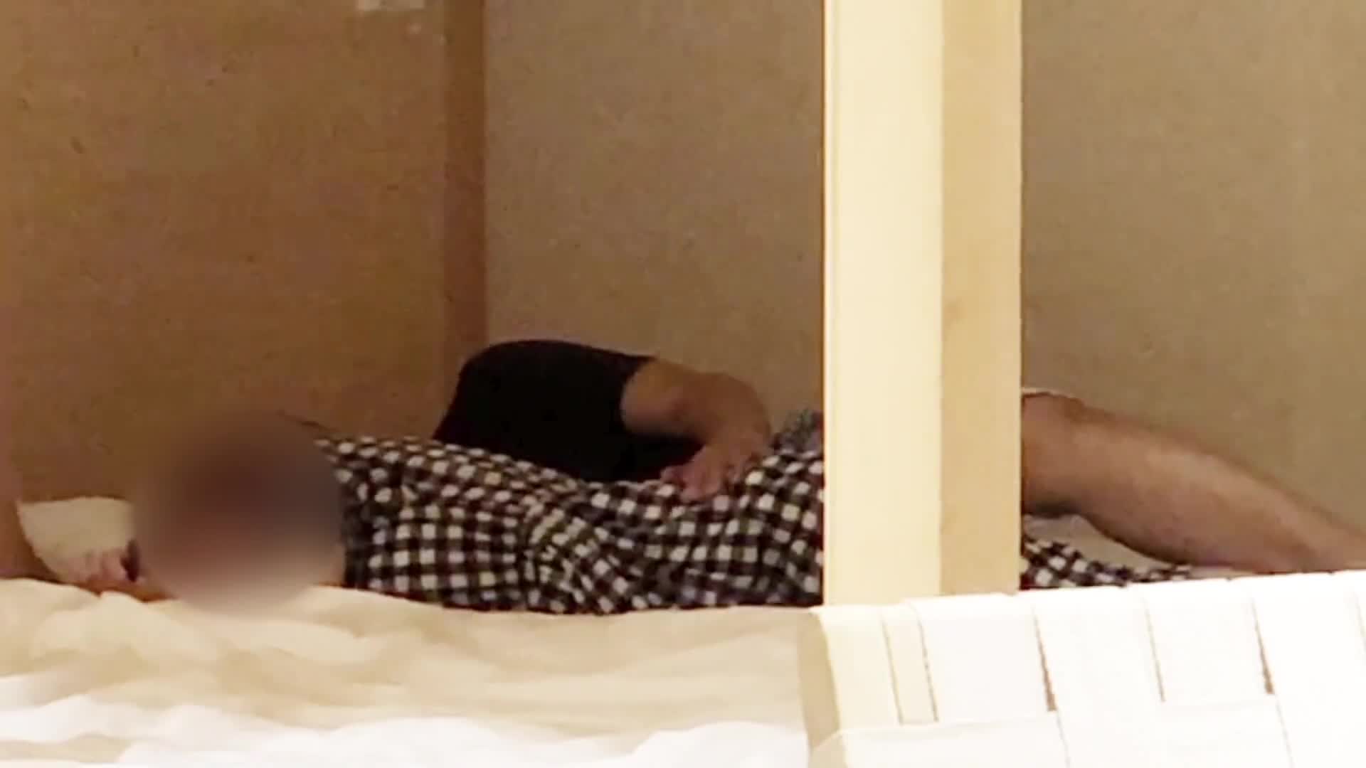 在大学训练营地，趁大家烤肉的时候溜出来，在小屋的双层床上做爱 ~虽然担心会不会有人进来的女学生，用撞木橇的体位时打开她的开关!~ (64414c14111db)