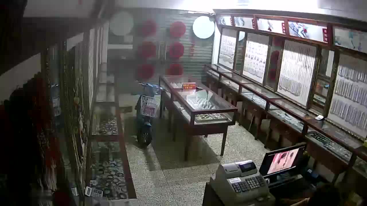 2048.cc-《黑客破解》珠宝店中年夫妻关门后在店里看小电影啪啪啪