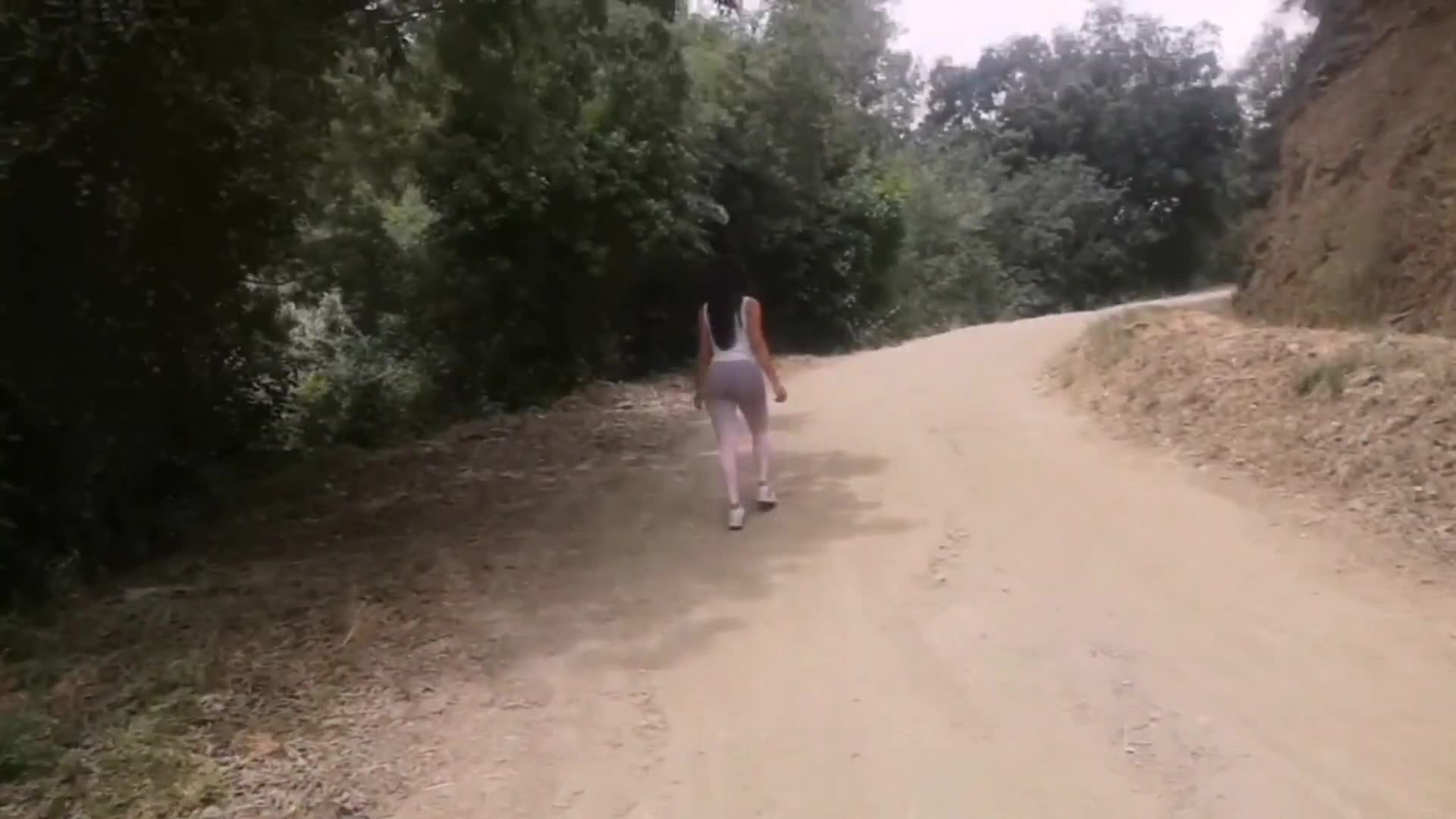 Sexo salvaje en el bosque con latina culona (63e417245660f)