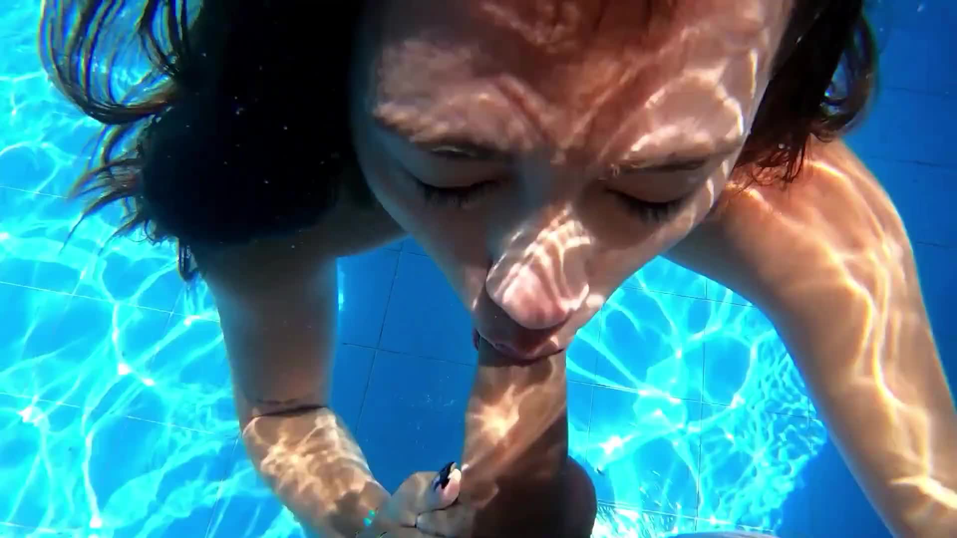 La novia de mi mujor amigo me chupa la polla debajo del agua mientras el no esta - AaroonMush (ph63546dbc33f71)