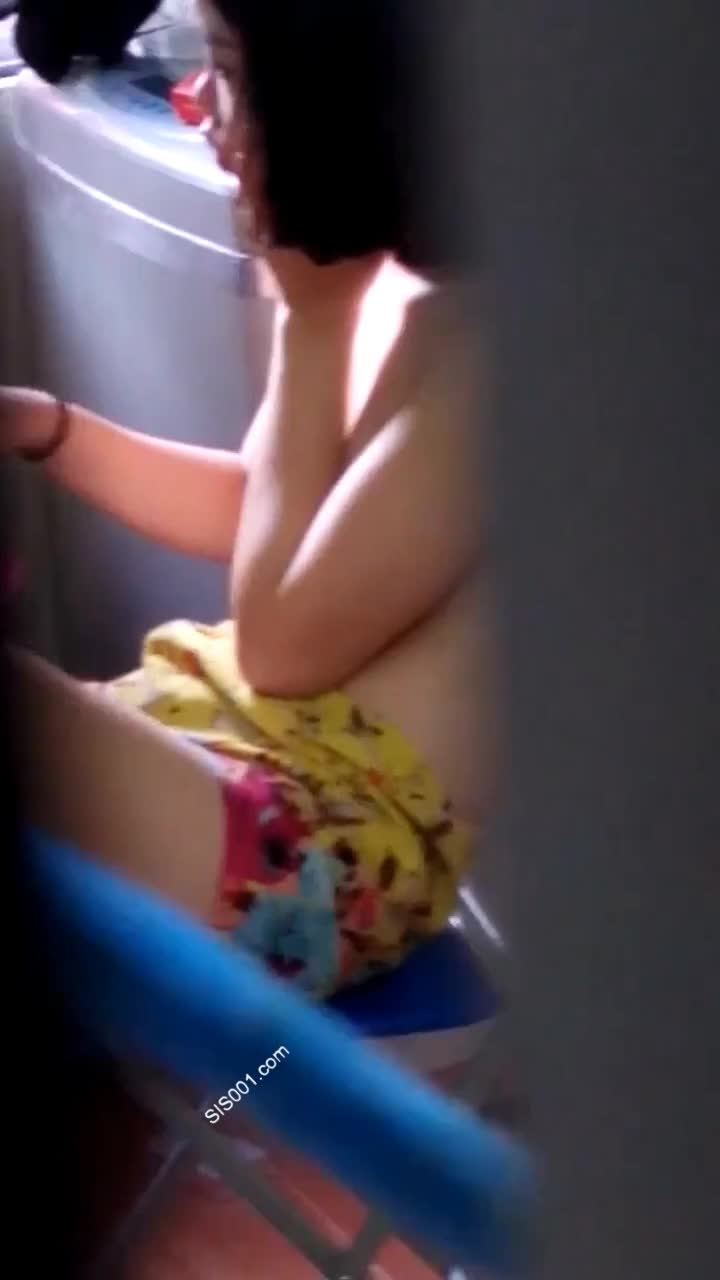 合租漂亮学妹光着上身玩电脑