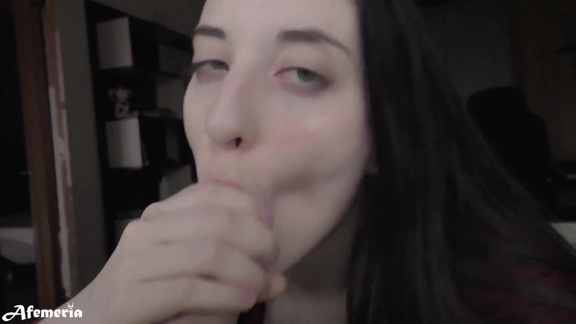 苗条的黑妞喜欢在他妈的后吮吸我的鸡巴和燕子暨 (ph6188f6db62370)