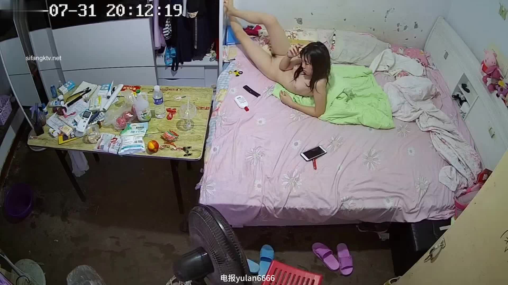 性观念混乱家庭，高中女儿不穿衣服漏出美腿美臀和爸妈一起生活