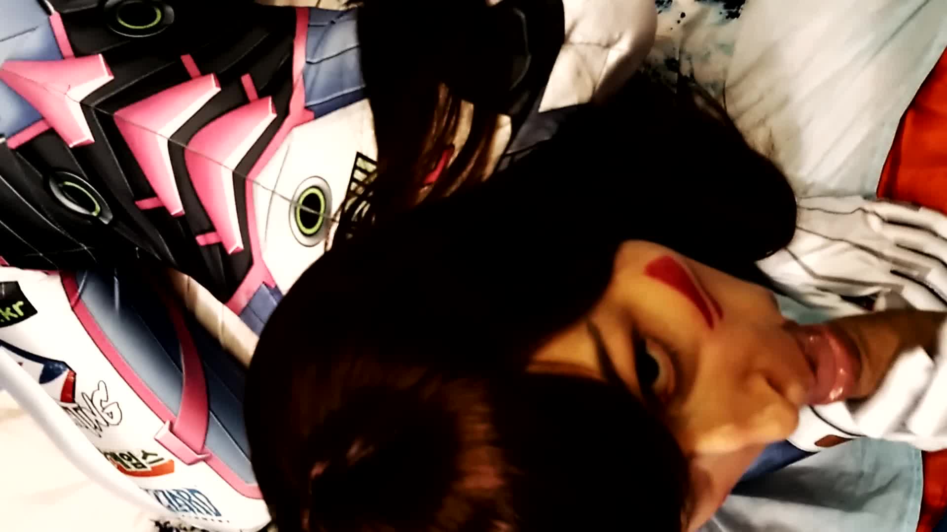 Overwatch cosplay： sucking D.VA (ph5a94901c1f656)