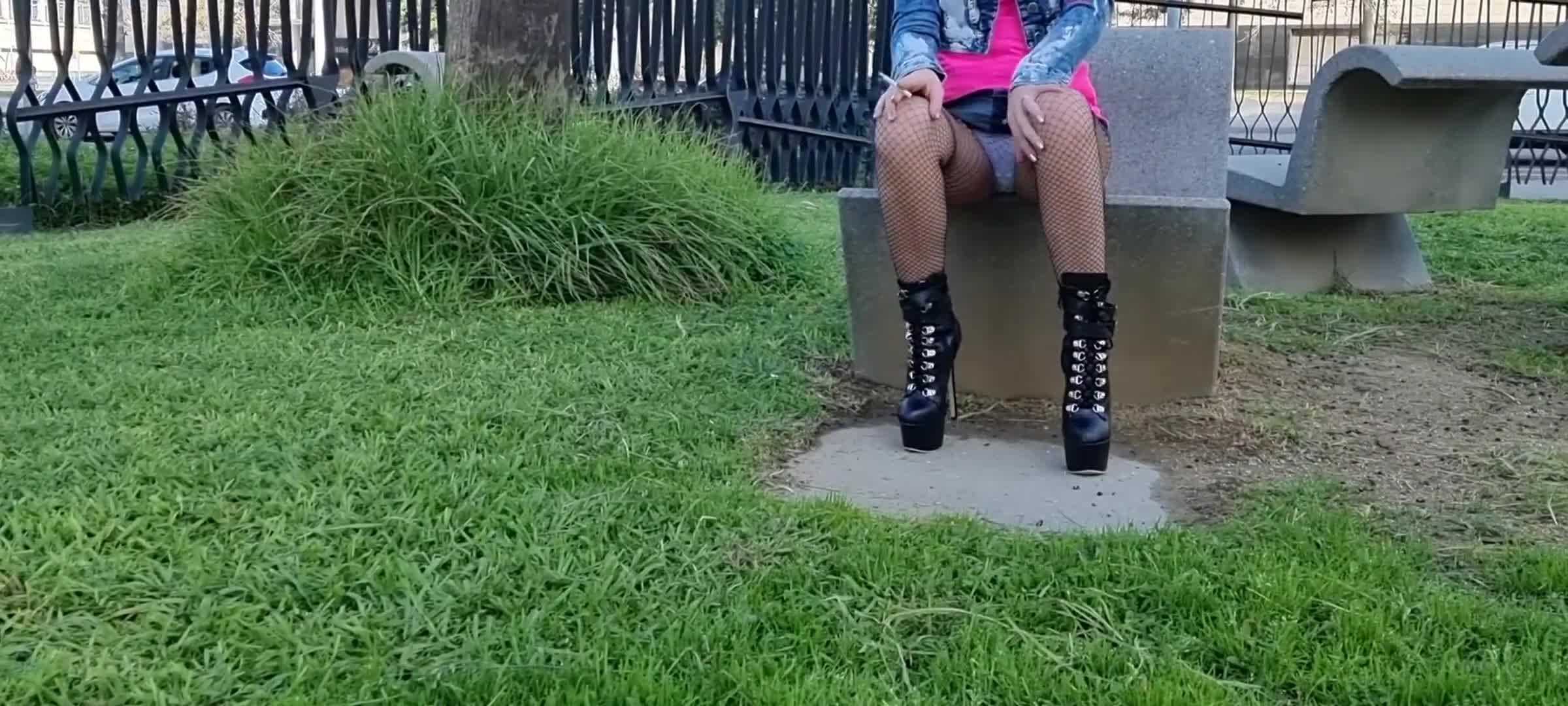 Curvi smoking and open legs outdoor Teen high heels (ph61e6df57abbe3)