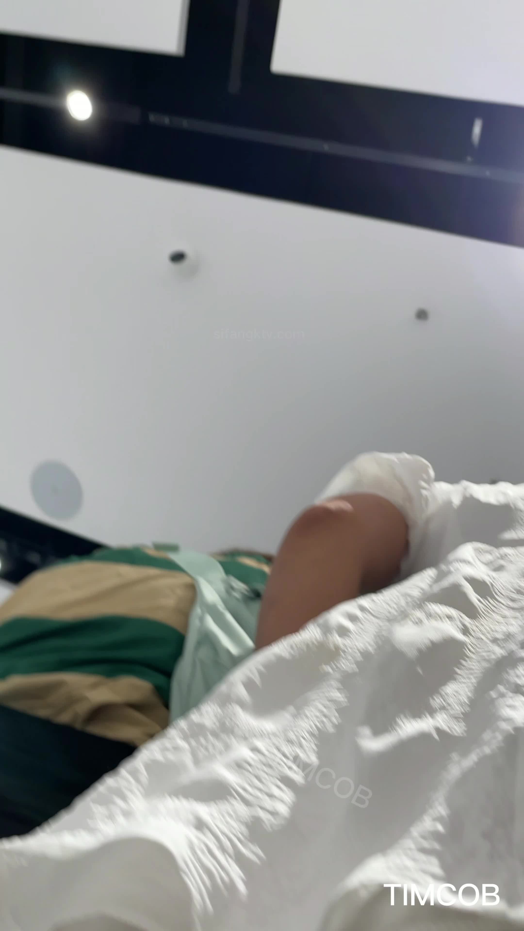 .com-4K肉色丝袜无内学生妹