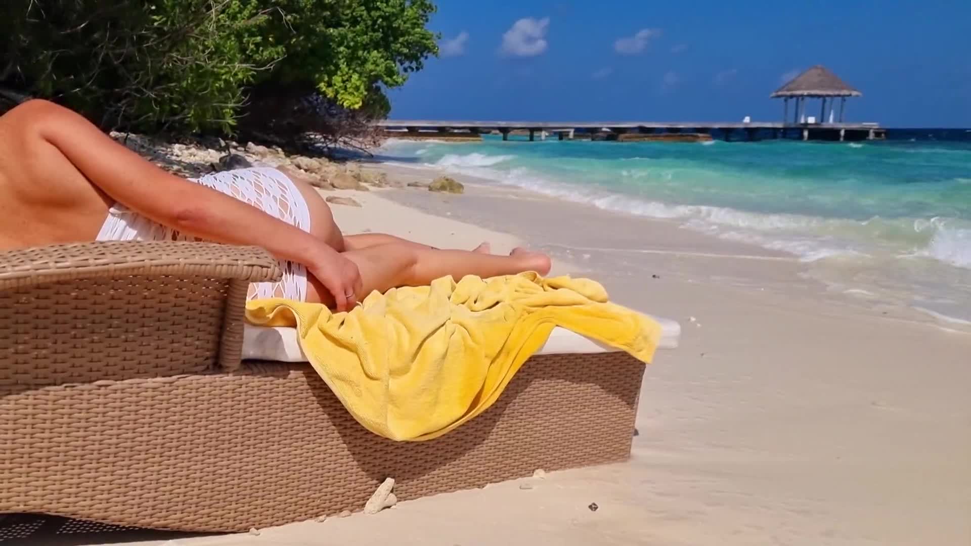 Without panties Girl relaxing on beach Hot ass (ph61f6cc129dabd)