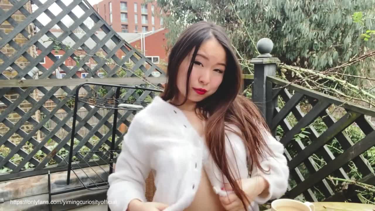 糟糕！户外阳台露出自慰被邻居发现了。。-YimingCuriosity英国清纯妩媚留学生野外激情大屁股 - Pornhu